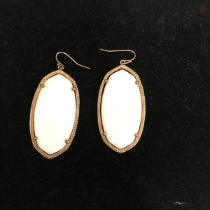 Kendra Scott Danielle Gold Earrings In White Pearl